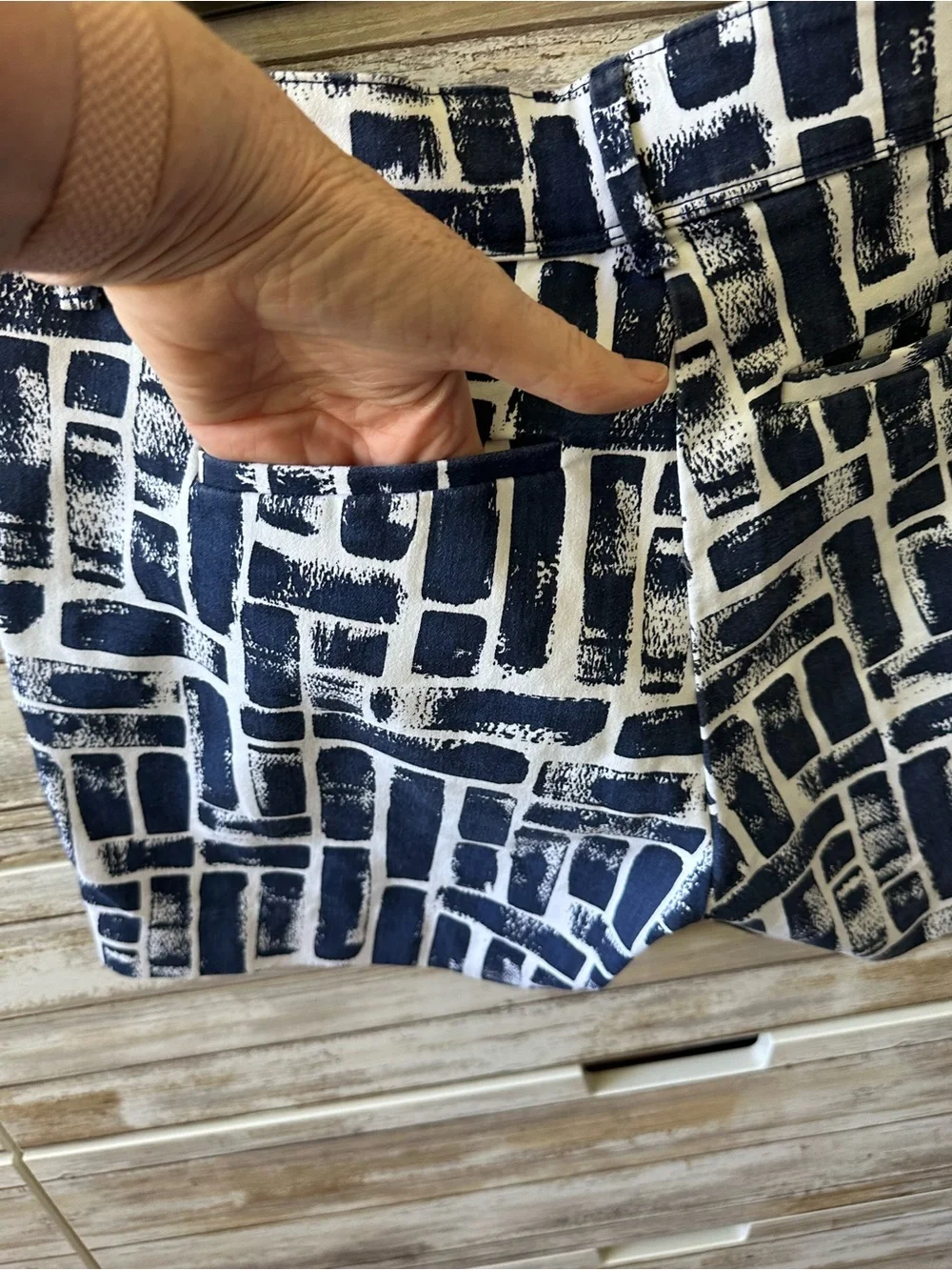 💙 The Limited Blue White Print Stretch Bermuda Shorts Women’s Size 8